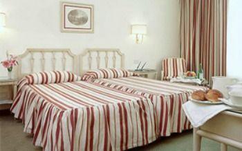 Commodore Hotel 4*